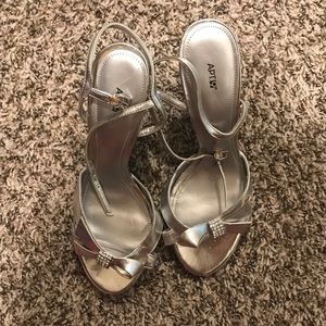 Women’s silver Apt 9 heeled sandals sz 7